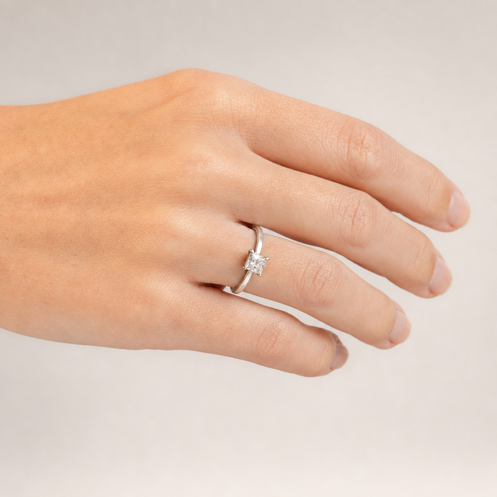 Sterling sølv 925 ring med klar firkantet sten — båret